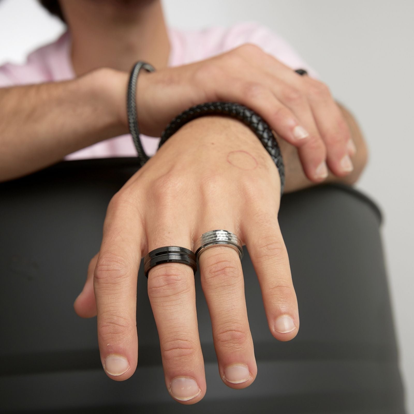 Anillo Unisex Geométrico 1 línea Calada - Canto Angular - Acero Inoxidable - Negro