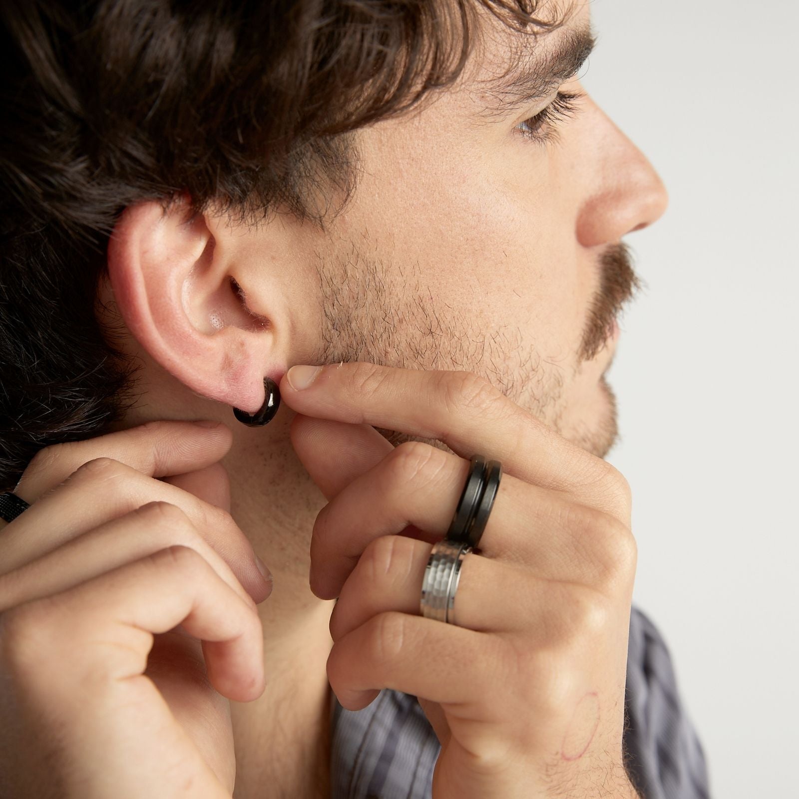 Anillo Unisex Geométrico 1 línea Calada - Canto Angular - Acero Inoxidable - Negro