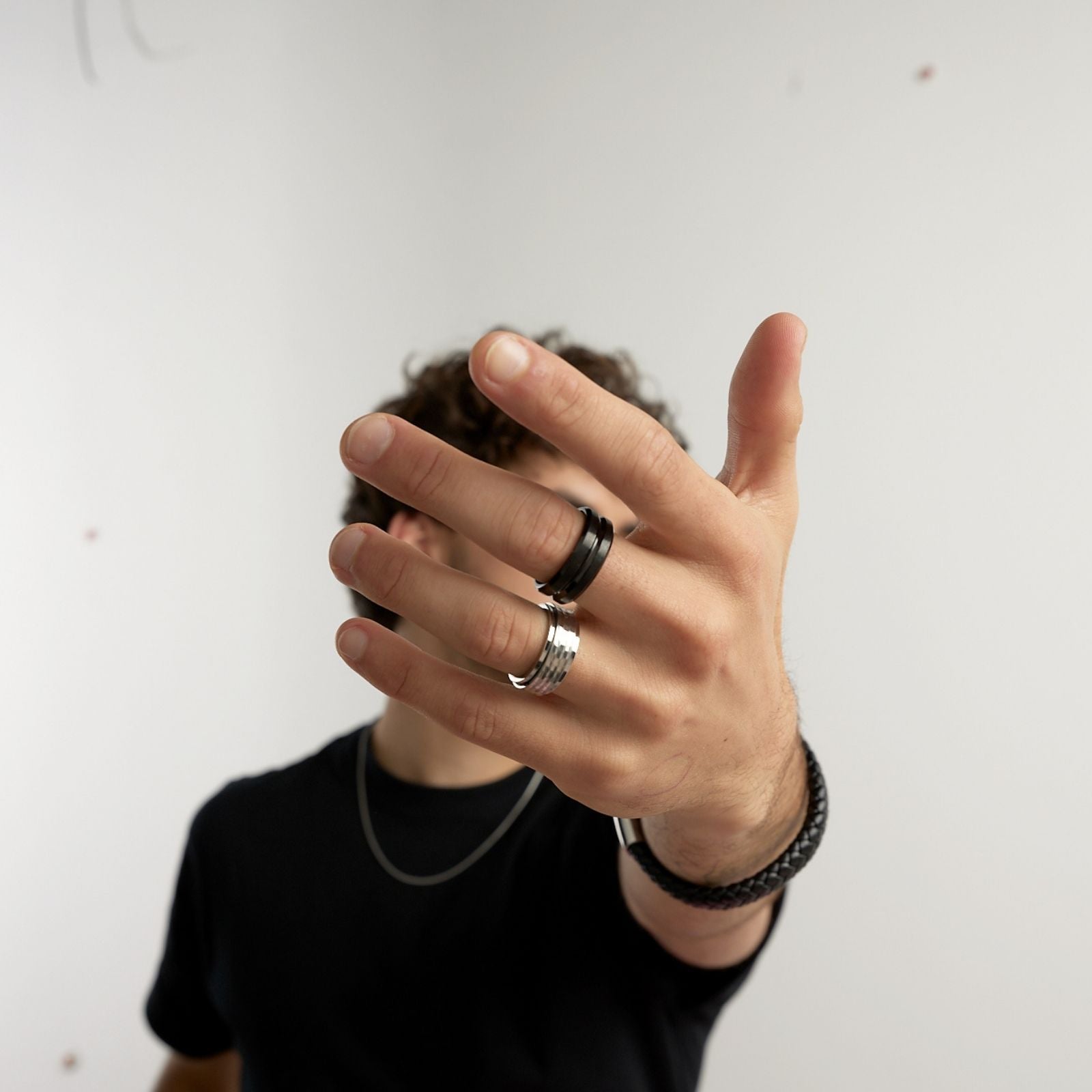 Anillo Unisex Geométrico 1 línea Calada - Canto Angular - Acero Inoxidable - Negro